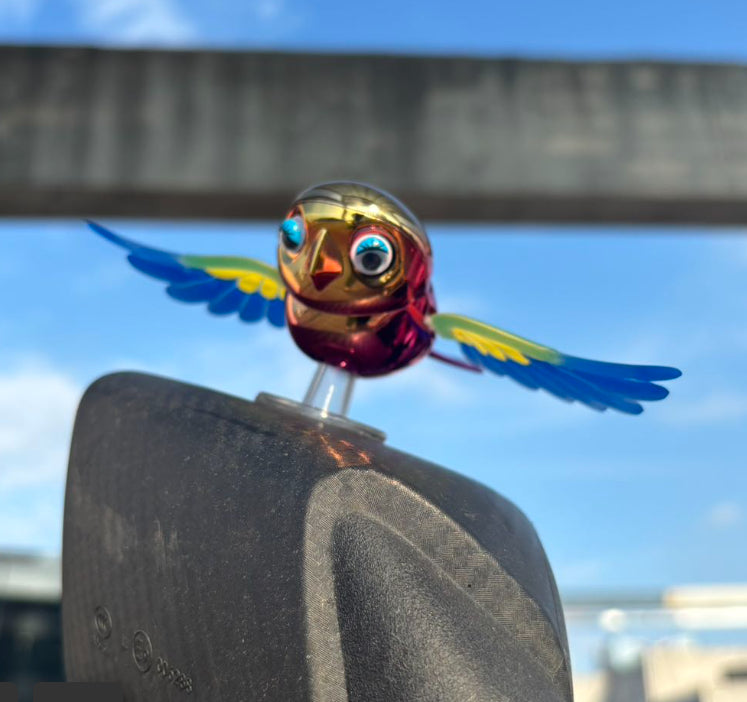 Autódísz realisztikus repülő madarakkal (Vásároljon 1-et, kapjon 1-et ingyen)