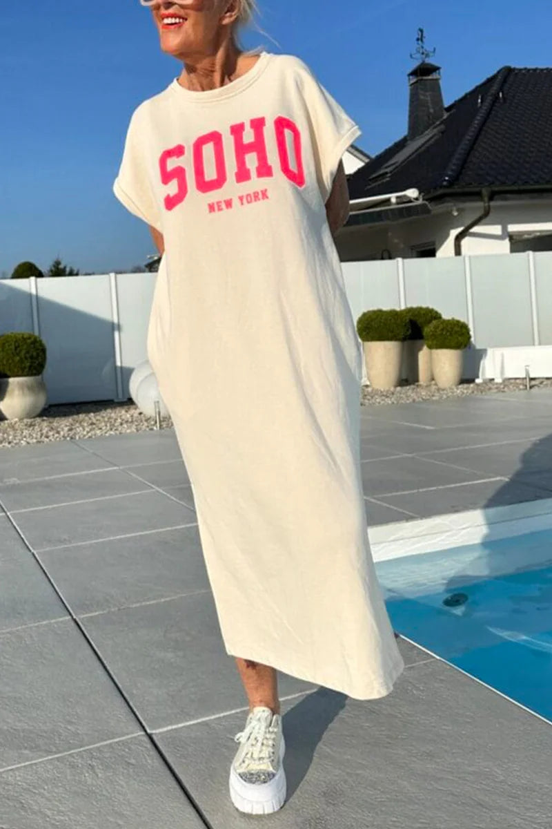 Női lezser kerek nyakú ruha betűmintával és hasítékkal az alsó szegélyen