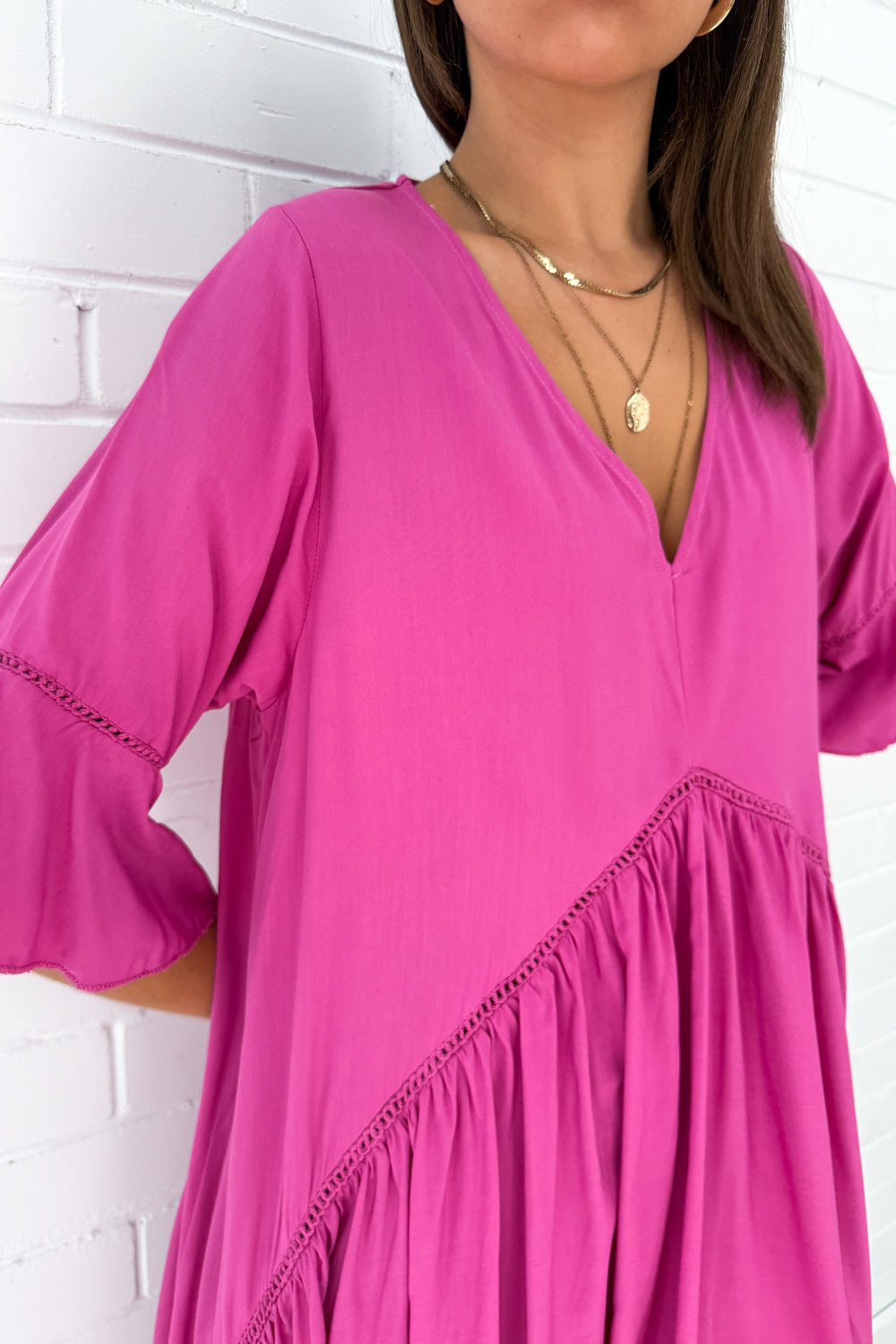 V-nyakú egyszínű laza ruha