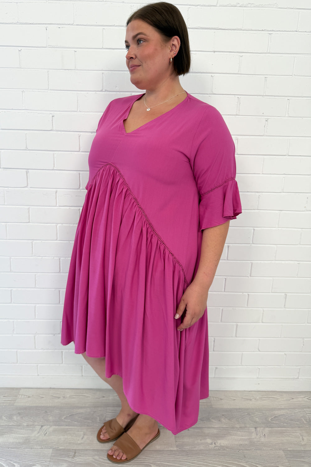 V-nyakú egyszínű laza ruha