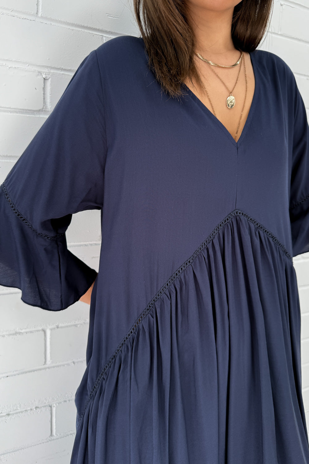 V-nyakú egyszínű laza ruha