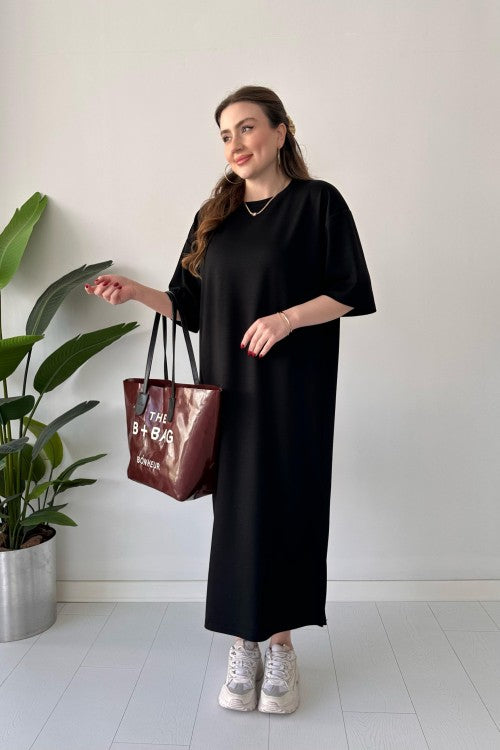 Új, bő, egyszínű, középhosszú, térdig érő, hasított pólóruha