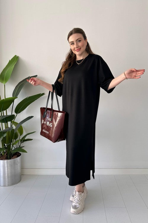 Új, bő, egyszínű, középhosszú, térdig érő, hasított pólóruha