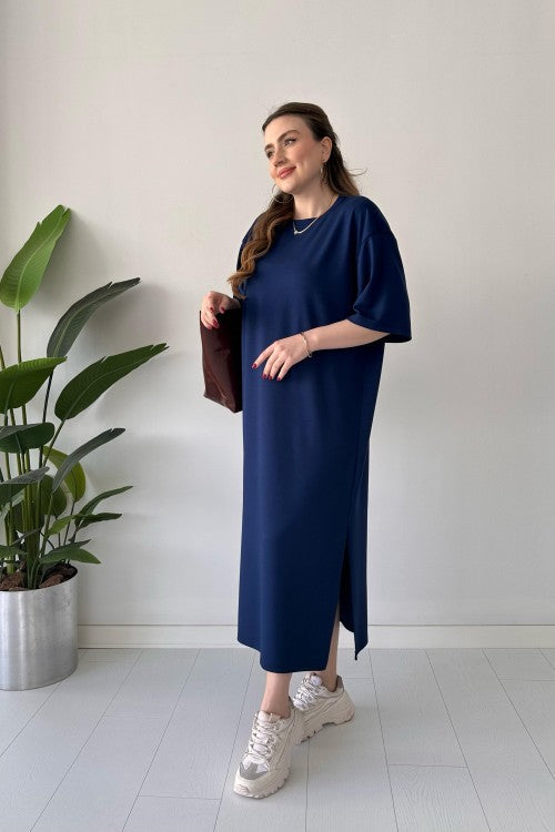 Új, bő, egyszínű, középhosszú, térdig érő, hasított pólóruha