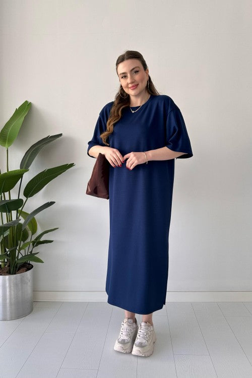 Új, bő, egyszínű, középhosszú, térdig érő, hasított pólóruha