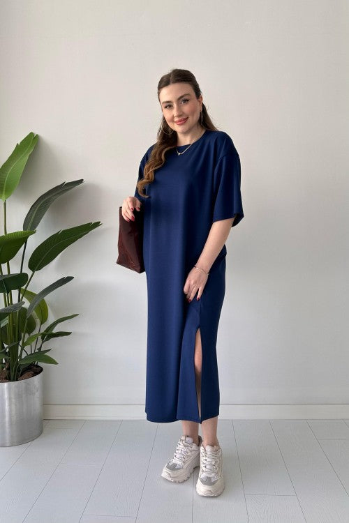 Új, bő, egyszínű, középhosszú, térdig érő, hasított pólóruha