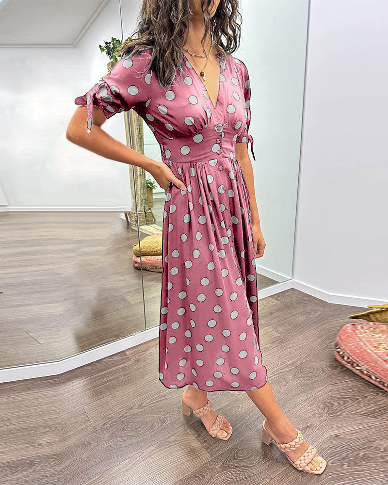 Mély V-nyakú pöttyös ruha