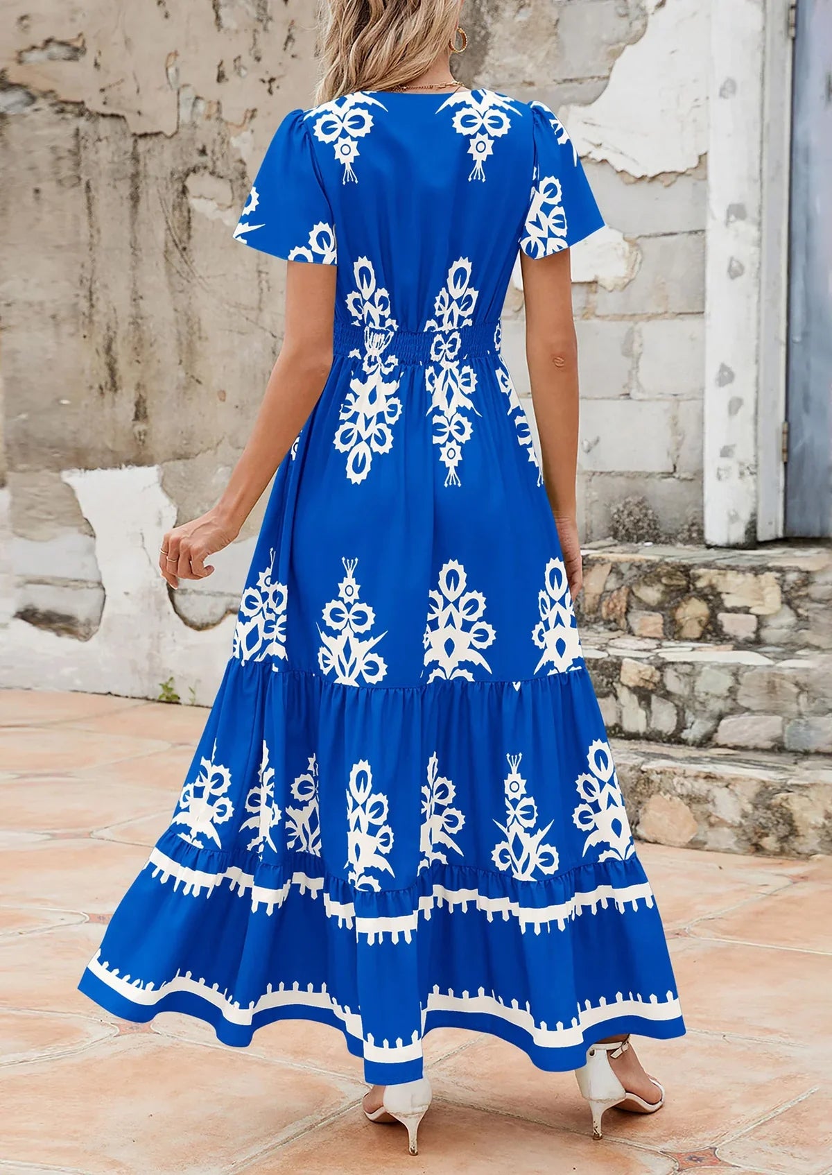 Új, V-nyakú, virágmintás ruha