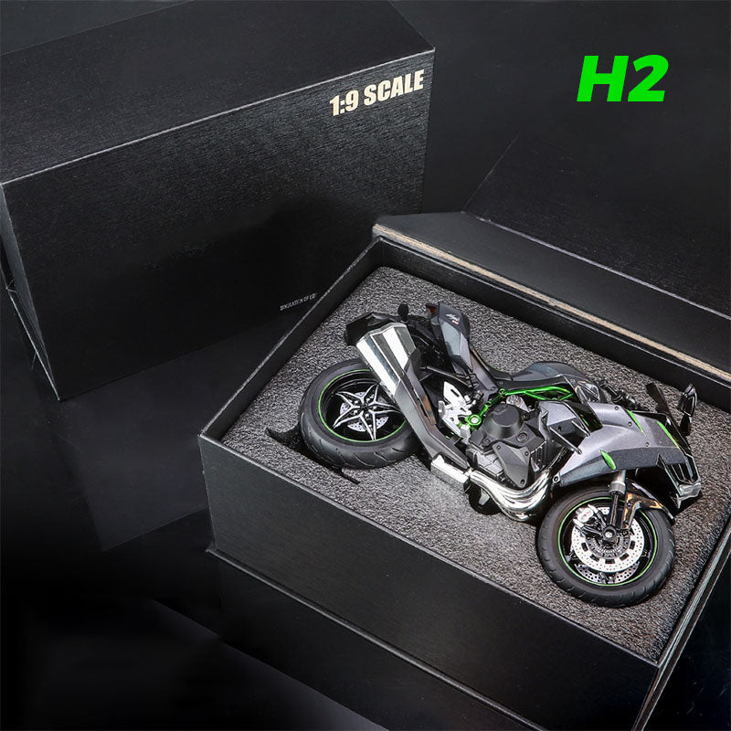 Motorkerékpár modell 1:9 méretarányban