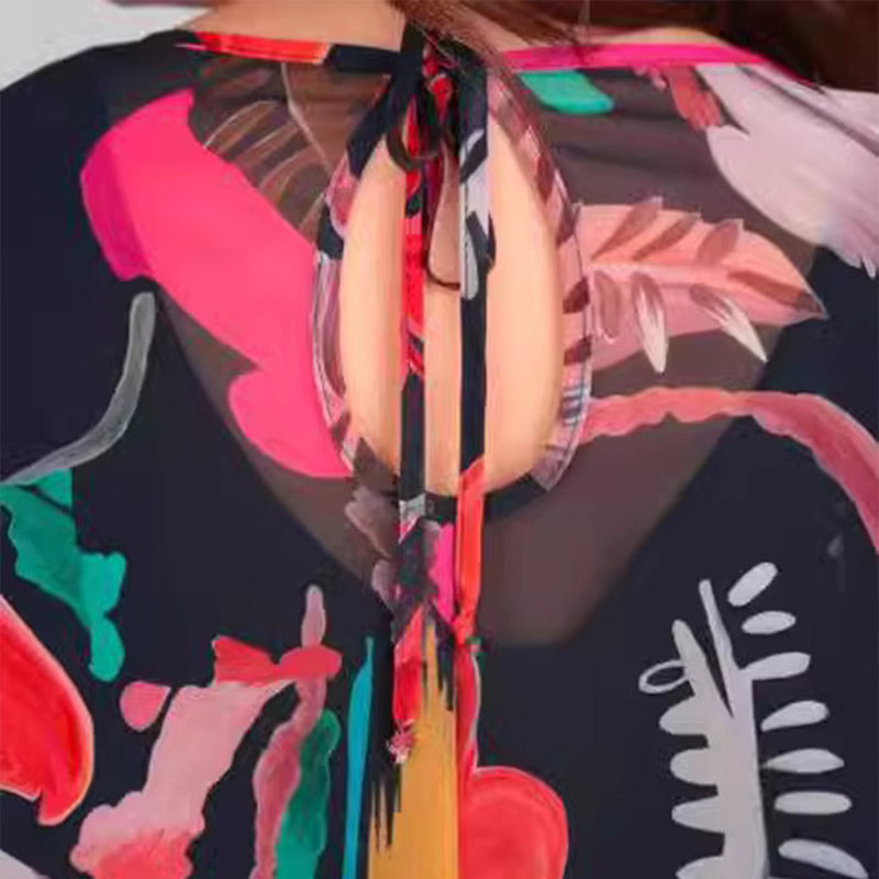 Könnyű virágos ruha hosszú ujjakkal és kerek nyakkivágással