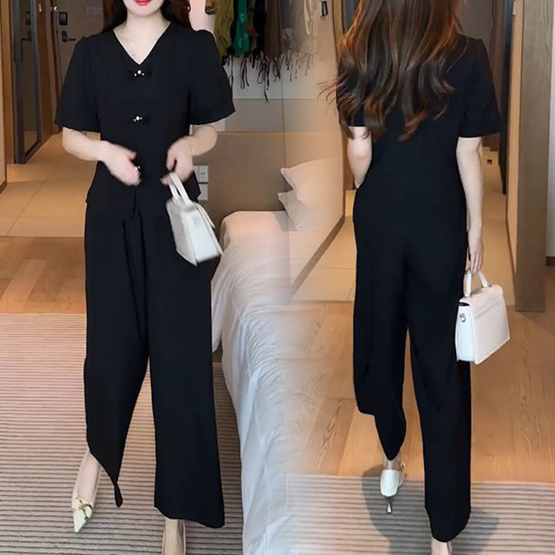 Női kétrészes overál: rövid ujjú és bő szárú nadrág