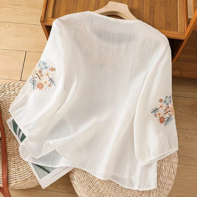 Női nyári, bő, hímzett felső kerek nyakkivágással és 3/4-es ujjakkal.