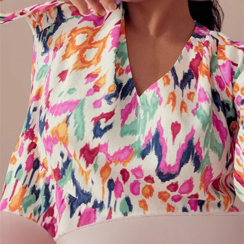 V-nyakú nyomtatott midi ruha