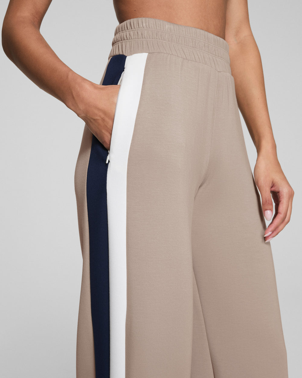 AirEssentials Colorblock széles szárú melegítőnadrág