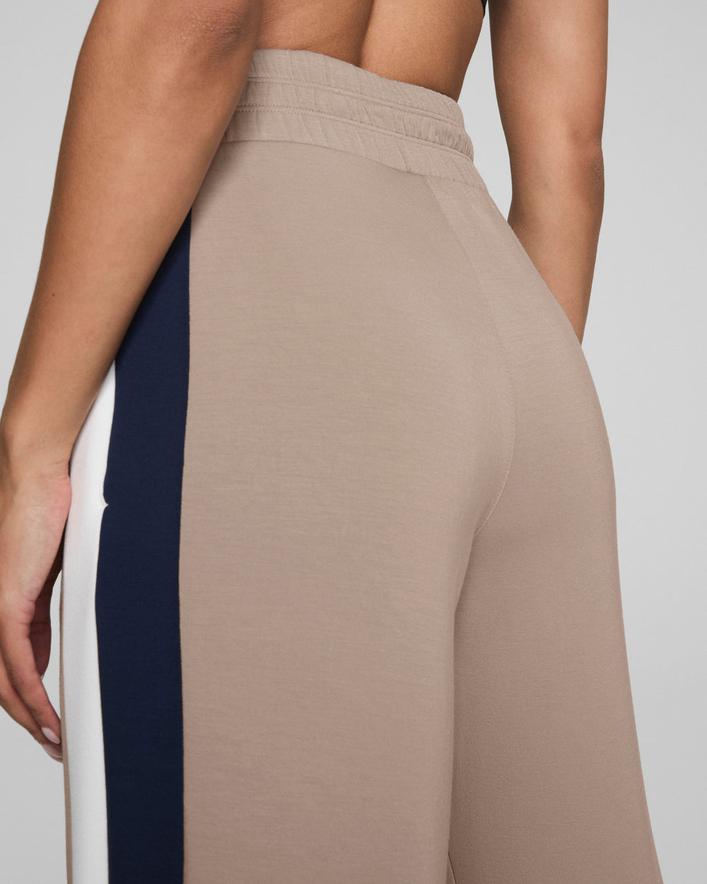 AirEssentials Colorblock széles szárú melegítőnadrág