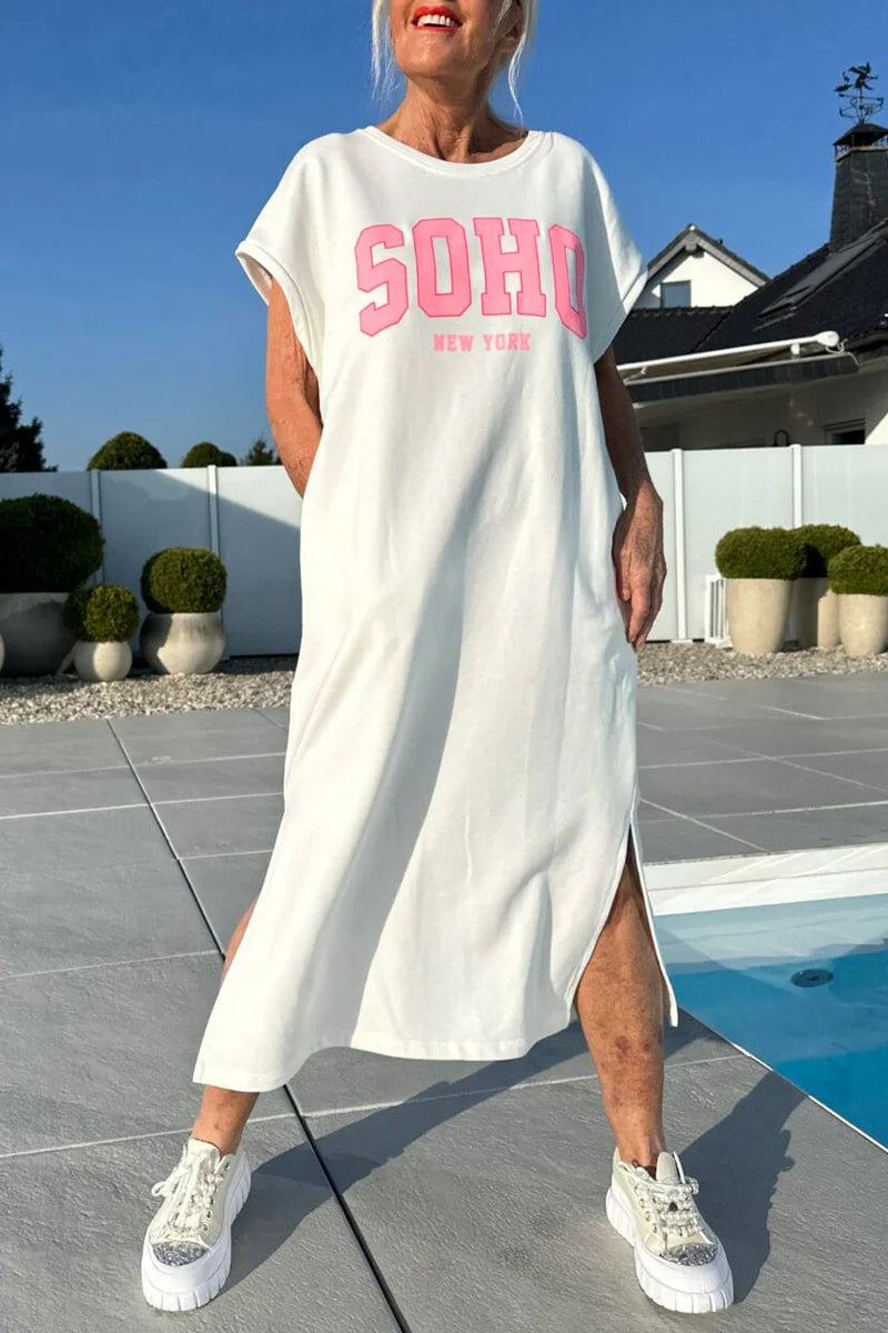 Női lezser kerek nyakú ruha betűmintával és hasítékkal az alsó szegélyen