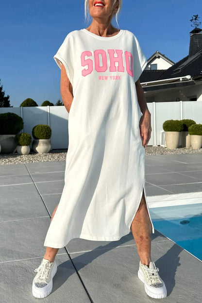 Női lezser kerek nyakú ruha betűmintával és hasítékkal az alsó szegélyen