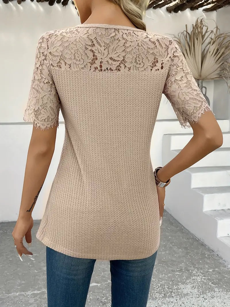 Stílusos és elegáns, áttetsző, hímzett kötött póló