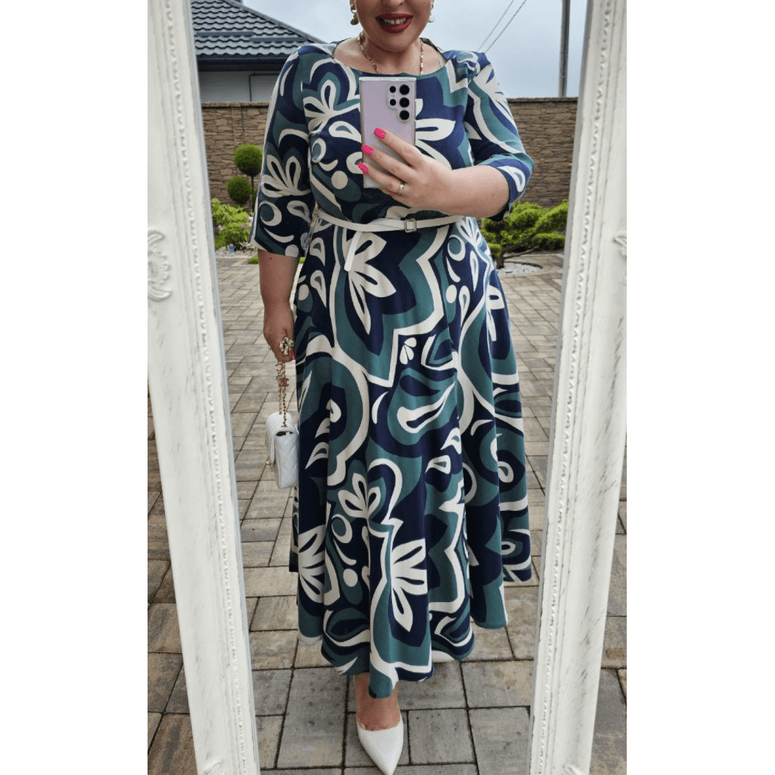 Királyi bő ruha zsebekkel és pántokkal