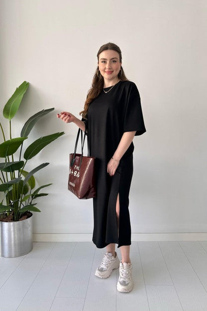 Új, bő, egyszínű, középhosszú, térdig érő, hasított pólóruha