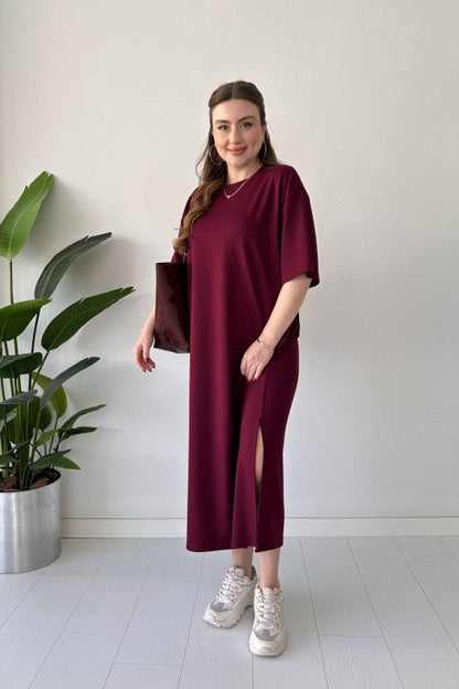 Új, bő, egyszínű, középhosszú, térdig érő, hasított pólóruha