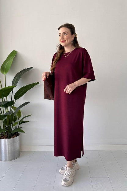 Új, bő, egyszínű, középhosszú, térdig érő, hasított pólóruha