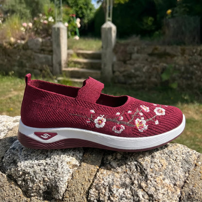 Virágos hímzésű, puha talpú, kényelmes szövetcipők