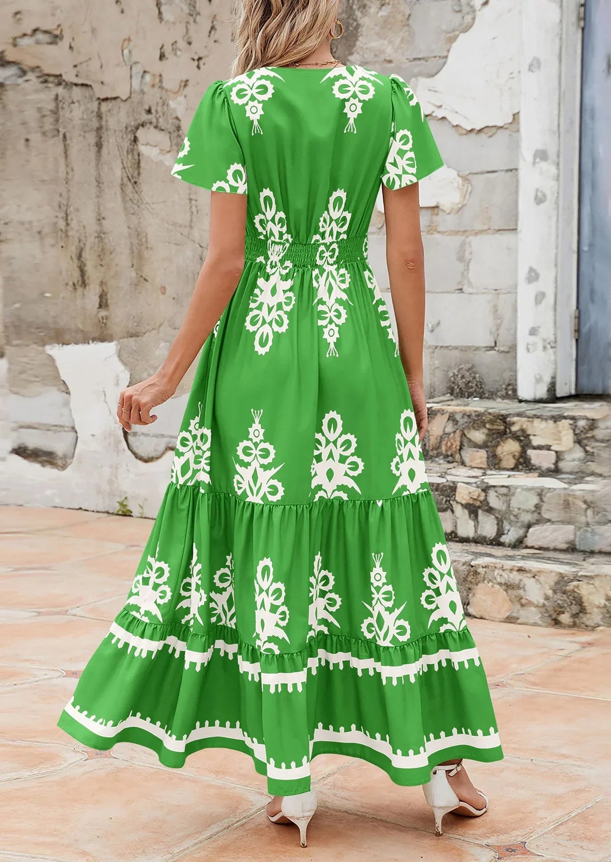 Új, V-nyakú, virágmintás ruha