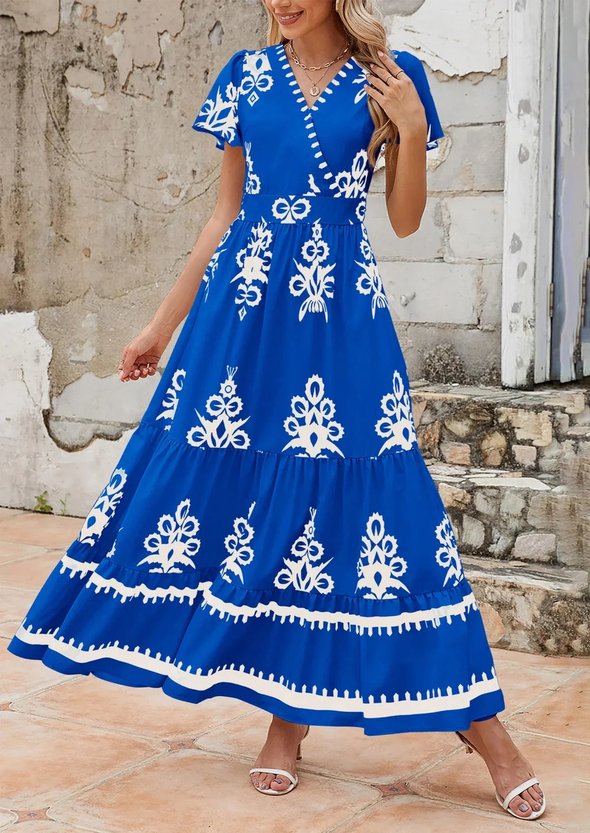 Új, V-nyakú, virágmintás ruha