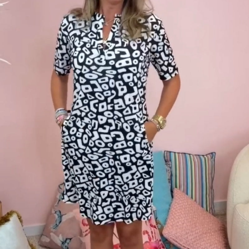 Rövid ujjú nyomott V-nyakú ruha