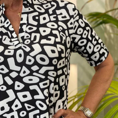 Rövid ujjú nyomott V-nyakú ruha