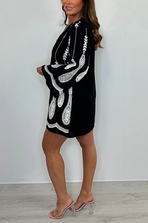 V-nyakú, hímzett, bojtos miniruha