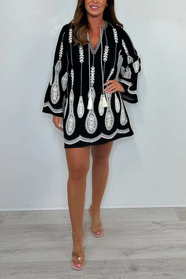 V-nyakú, hímzett, bojtos miniruha