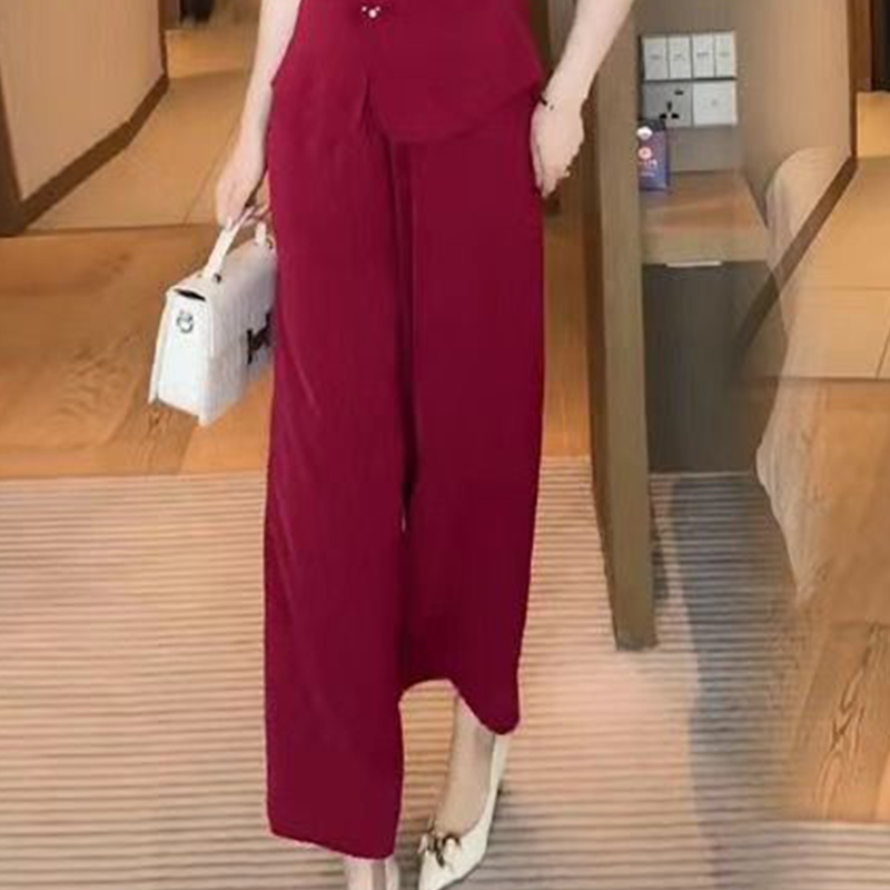 Női kétrészes overál: rövid ujjú és bő szárú nadrág