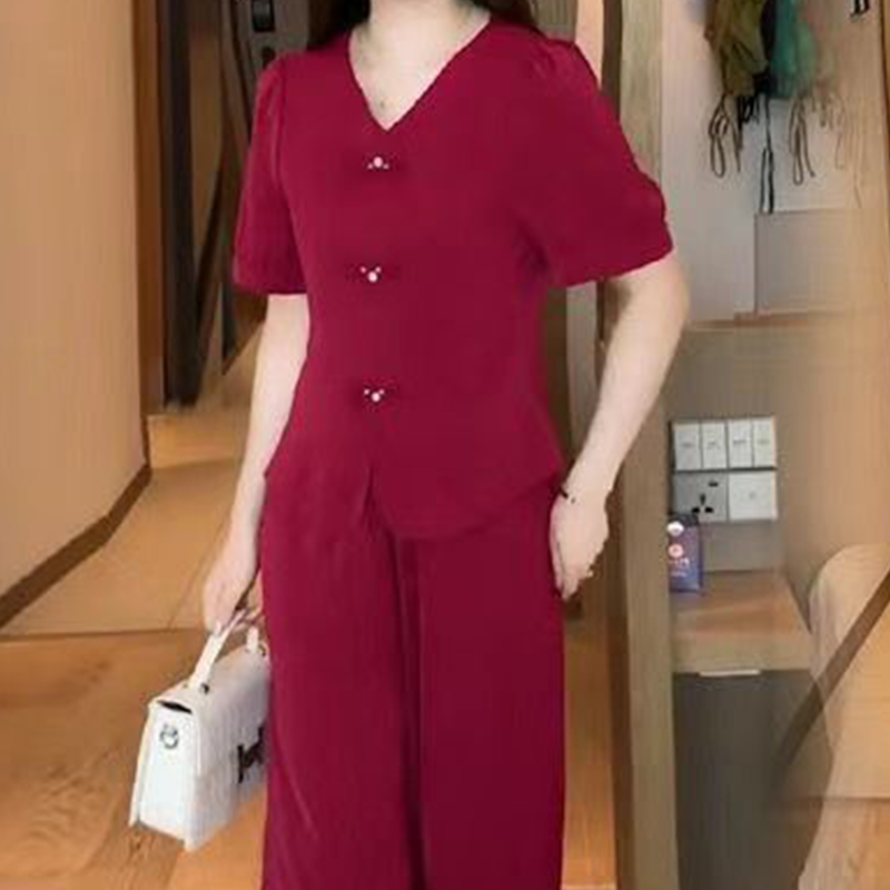 Női kétrészes overál: rövid ujjú és bő szárú nadrág