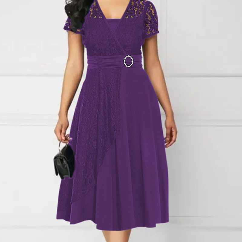 Női ruha V-nyakkal és derekat kiemelő részletekkel