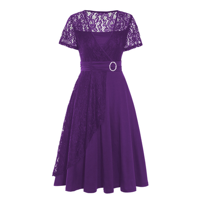 Női ruha V-nyakkal és derekat kiemelő részletekkel