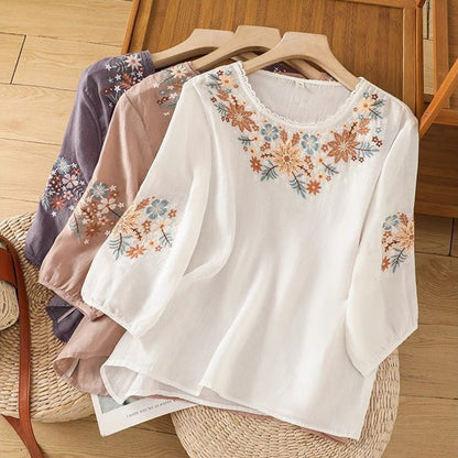 Női nyári, bő, hímzett felső kerek nyakkivágással és 3/4-es ujjakkal.