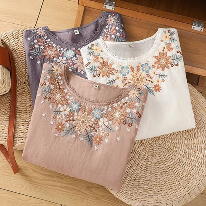 Női nyári, bő, hímzett felső kerek nyakkivágással és 3/4-es ujjakkal.