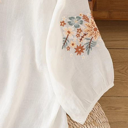 Női nyári, bő, hímzett felső kerek nyakkivágással és 3/4-es ujjakkal.